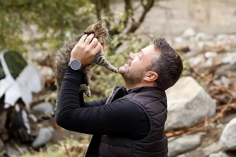 Pohvalan gest volontera u selu Zlate Ispod urušenih ostataka kuće spasio mačku