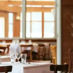 U restoranu naplatili boravak kućnog ljubimca za stolom Skuplje od kafe (1)